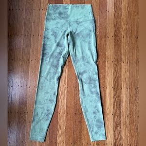 NWOT Lululemon Align High Rise Legging. Size 6. Perfect Condition; never worn.